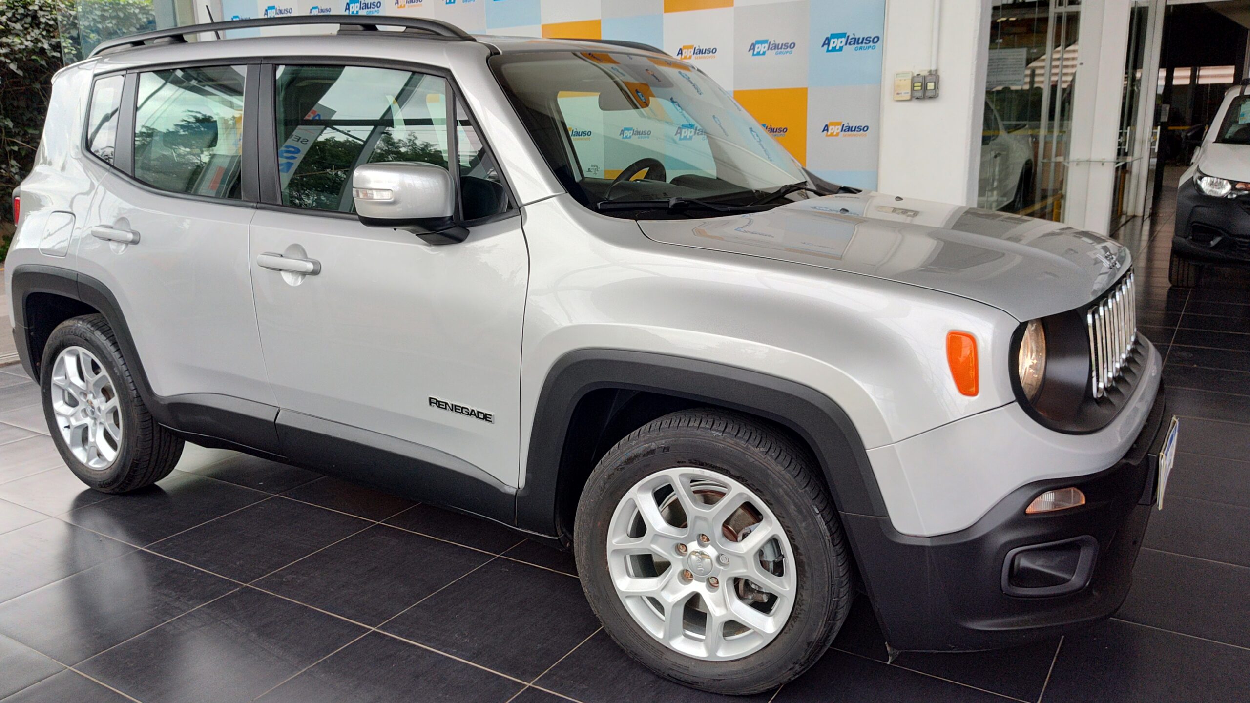 Jeep Renegade - 1.8 16V FLEX LONGITUDE 4P AUTOMÁTICO