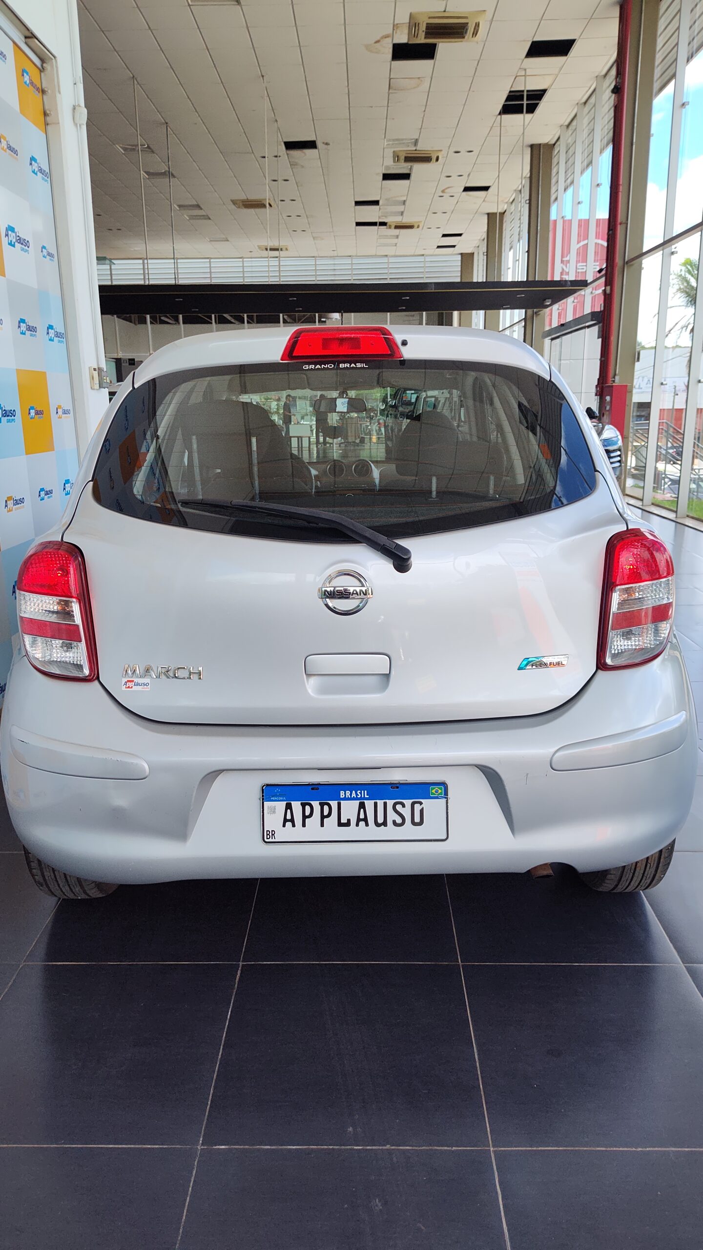 Nissan March - 1.6 SV 16V FLEX 4P MANUAL