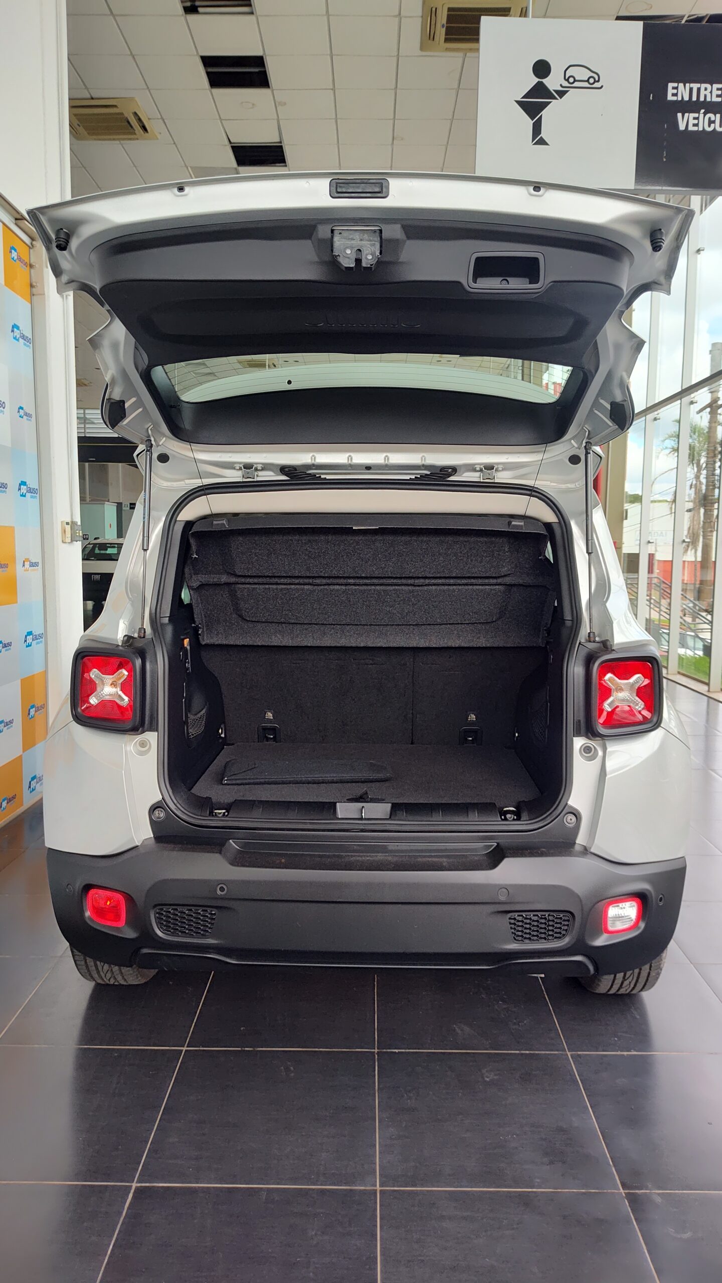 Jeep Renegade - 1.8 16V FLEX LONGITUDE 4P AUTOMÁTICO