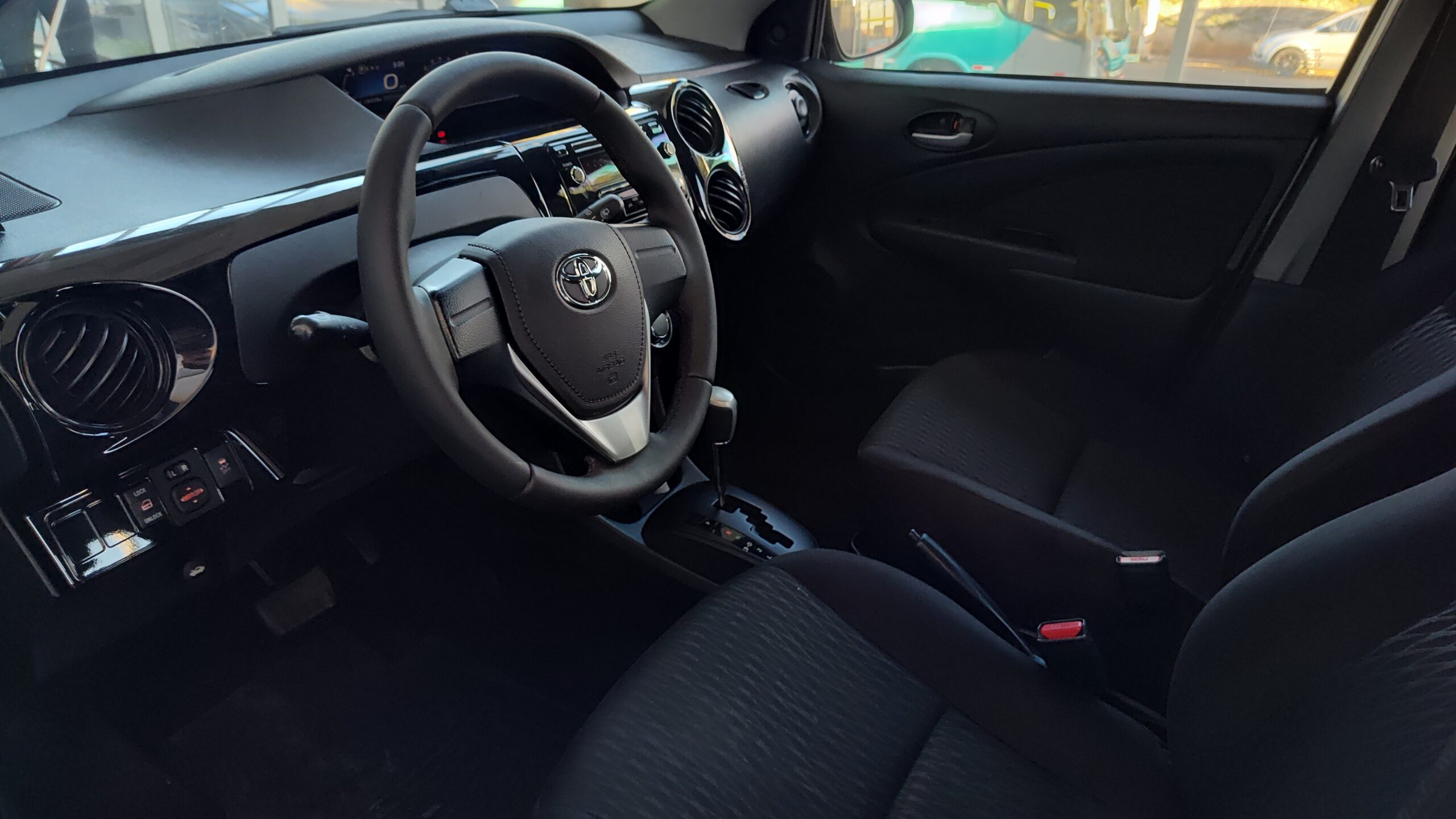 Toyota Etios - 1.3 X 16V FLEX 4P AUTOMÁTICO