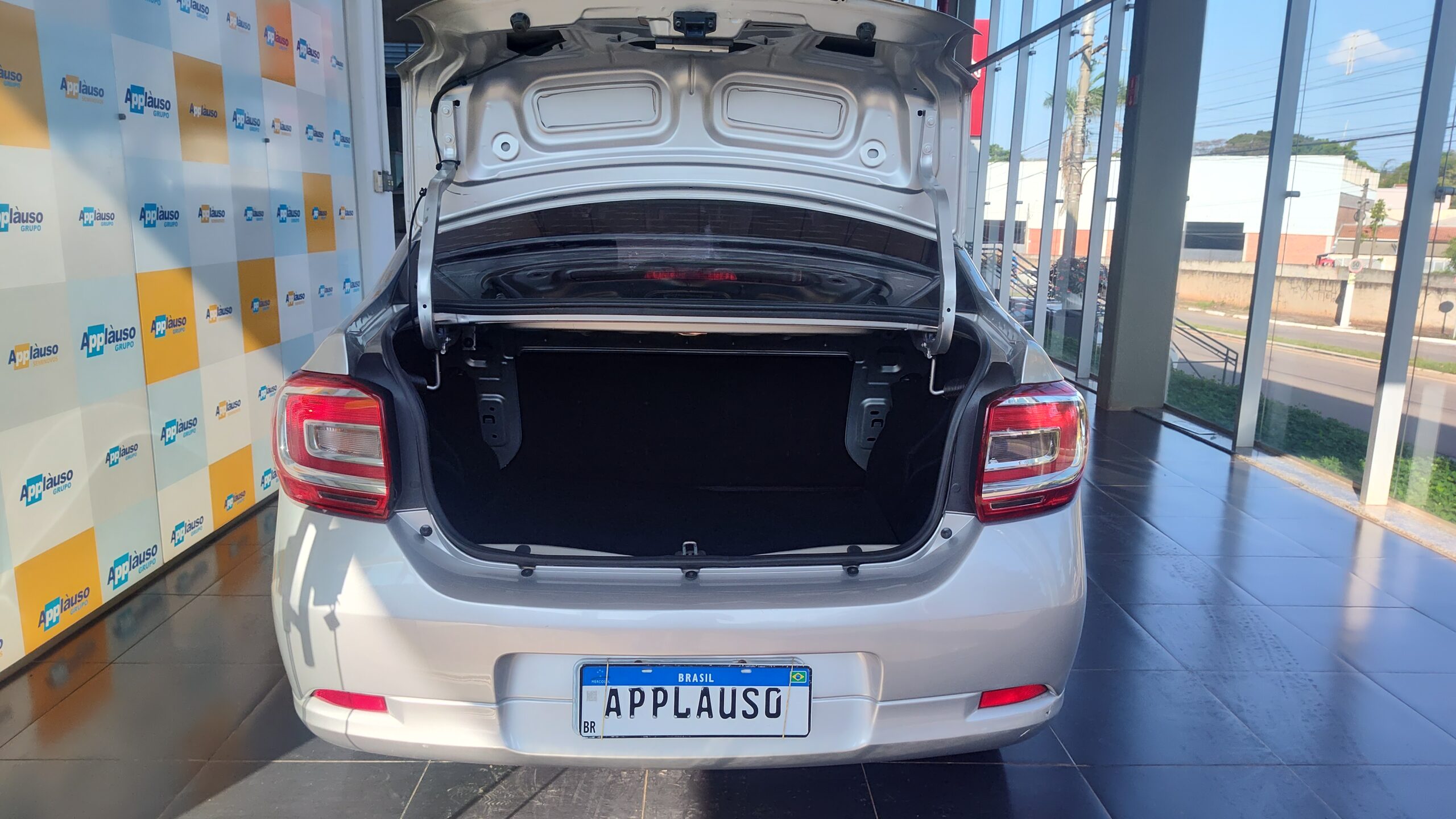 Renault Logan - 1.6 EXPRESSION 8V FLEX 4P MANUAL